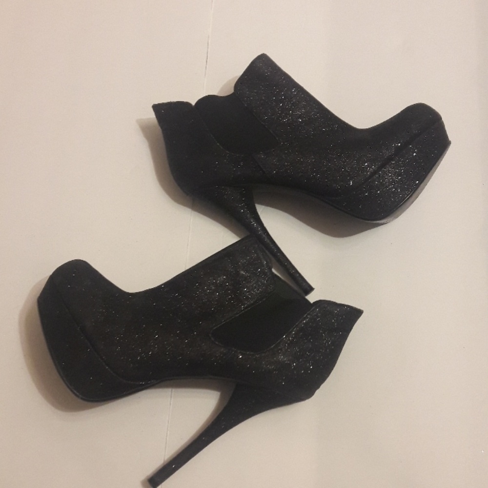 Steve Madden/ Black/ Glitter / Platform Booties